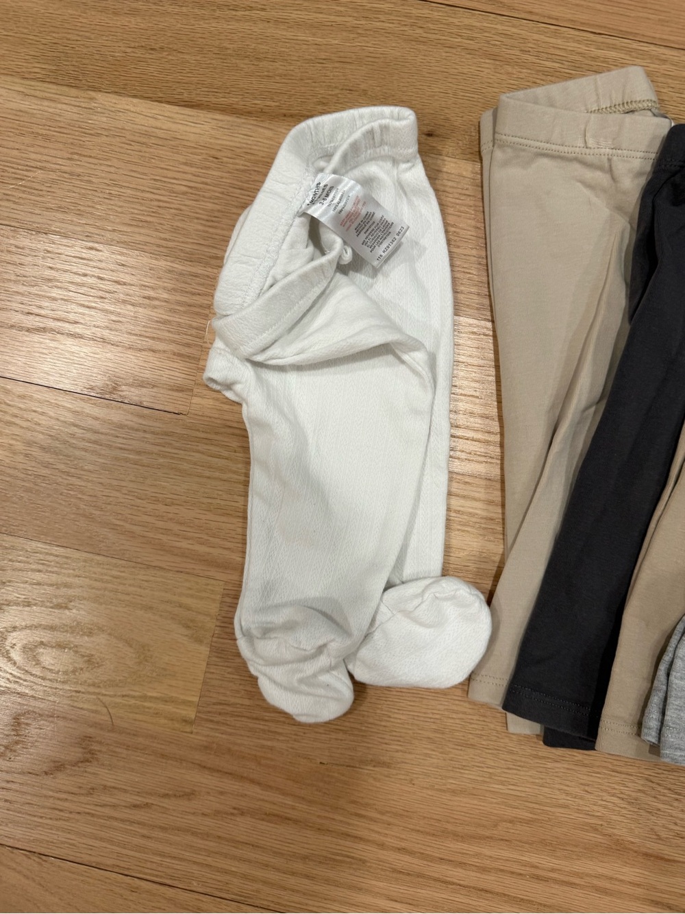 Set of 5 gender neutral Baby One-Piece Bodysuits & leggings - 3-6mo - Picture 5 of 6